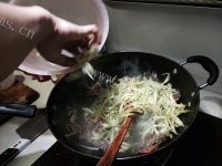 色香味俱全的芹菜炒牛肉做法图解4)