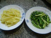 美味的蒜薹炒土豆做法图解1)