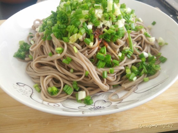 美味的凉拌面