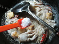 营养美味油豆腐金针菇煮螃蟹的做法图解七