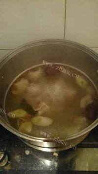 美味的土豆玉米炖排骨做法图解5)