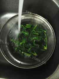 家常菜凉拌菠菜粉丝做法图解4)
