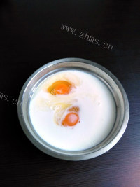 美味的牛奶鸡蛋羹做法图解3)