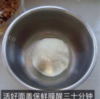 自制牛肉馅饼做法图解6)