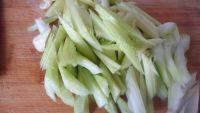 让人怀念的芹菜炒肉做法图解2)