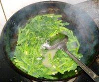 色味俱佳的炒南瓜藤做法图解6)