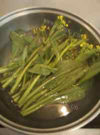 色味俱佳的白灼菜心做法图解3)