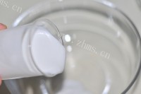冰凉美味的香蕉杨梅冰淇淋做法图解3)