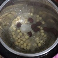 甜而不腻的莲子雪耳炖冰糖做法图解4)