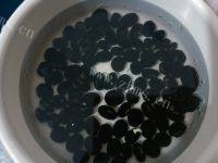 黑豆凤爪汤自制做法图解2)