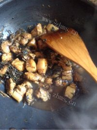 好吃不腻的梅干菜烧肉做法图解5)