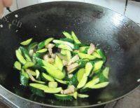 妈妈教我做青瓜炒肉做法图解8)