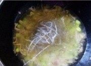 美味的蚕豆酸菜丝粉汤