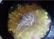 美味的蚕豆酸菜丝粉汤