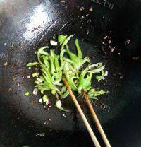 好吃不腻的尖椒土豆丝做法图解2)