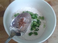 食欲满满的葱花饼做法图解4)