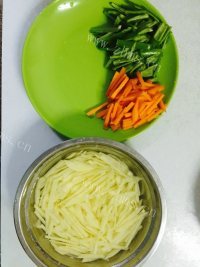 鲜美可口的酸辣土豆丝做法图解2)