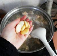 妈妈做的香菇炖鸡汤做法图解6)