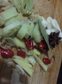 色泽不错的香辣花甲做法图解3)