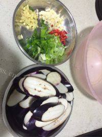 家常菜油煎茄子做法图解1)