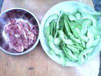 家常菜瘦肉炒苦瓜做法图解2)