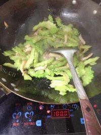家常菜苦瓜炒肉
