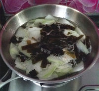 好吃的冬瓜海带排骨汤做法图解9)