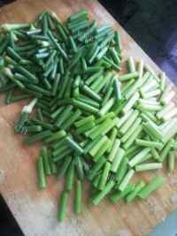家常菜蒜苔炒肉做法图解3)