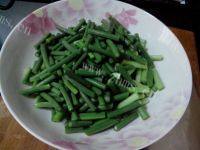 易做的腊肉炒蒜薹做法图解1)