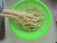 美味的五花肉卷金针菇做法图解1)