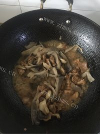 唇齿留香的平菇炒肉做法图解3)