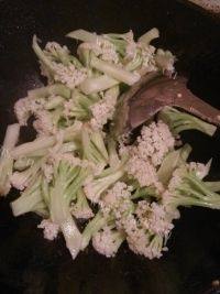 健康的有机菜花炒肉做法图解8)