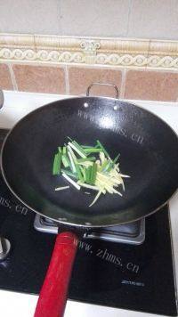 美味的姜葱炒花甲做法图解5)