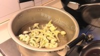 家常菜胡萝卜炒菜花做法图解2)