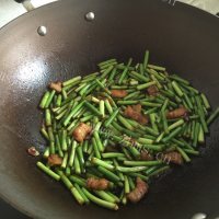 独特的蒜苔炒五花肉做法图解5)