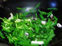 好吃的墨鱼仔炒韭菜做法图解9)