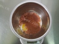 美味的黑巧克力冰激凌做法图解2)