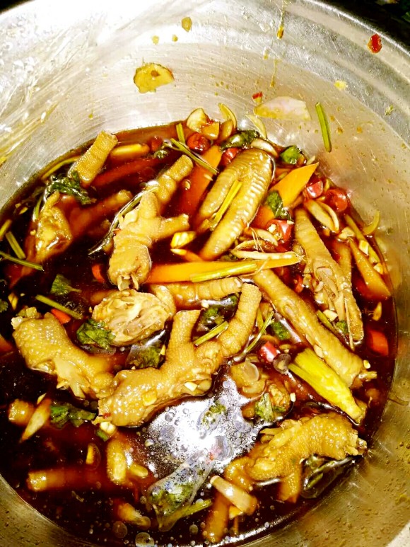 色泽鲜亮的泡椒鸡爪