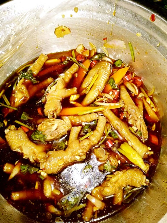 色泽鲜亮的泡椒鸡爪