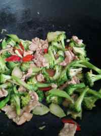 家常菜西兰花炒肉
