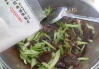 口感极佳的黑木耳炒芹菜做法图解6)