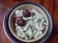 家常菜香菇炒花菜做法图解2)