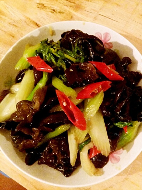 香飘十里的西芹炒木耳