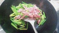 家常菜蒜苔炒腊肠做法图解6)