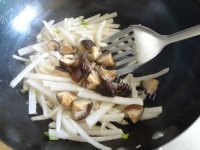 好吃的香菇腐竹炒白萝卜做法图解5)