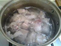家常菜油豆腐烧肉做法图解1)