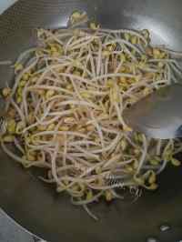 美味的排骨炖豆芽做法图解3)