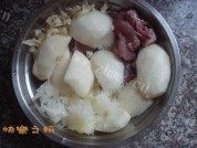 美味的雪梨银耳瘦肉汤做法图解4)
