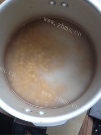 美味的糯米南瓜豌豆粥做法图解2)