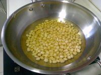 下酒菜麻辣花生做法图解2)